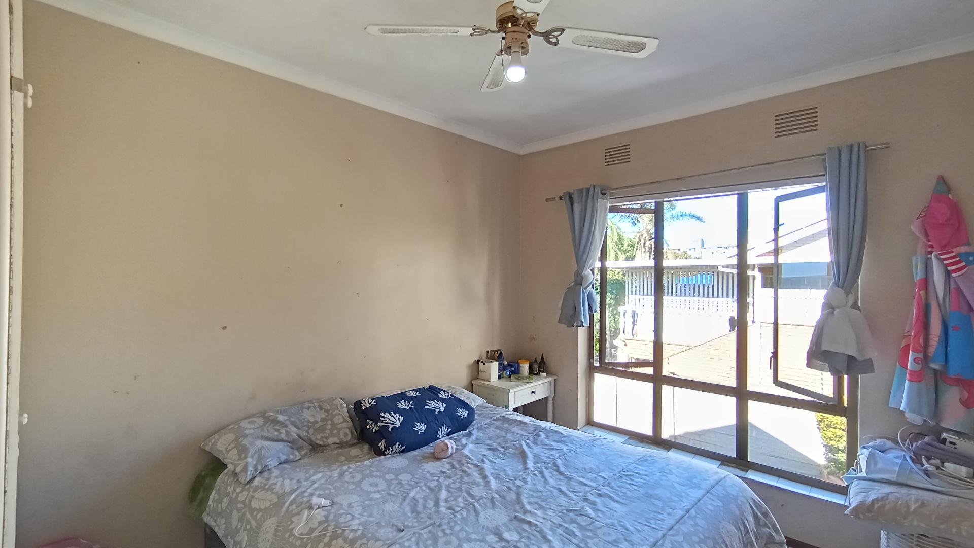 Bed Room 1 - 15 square meters of property in Warner Beach