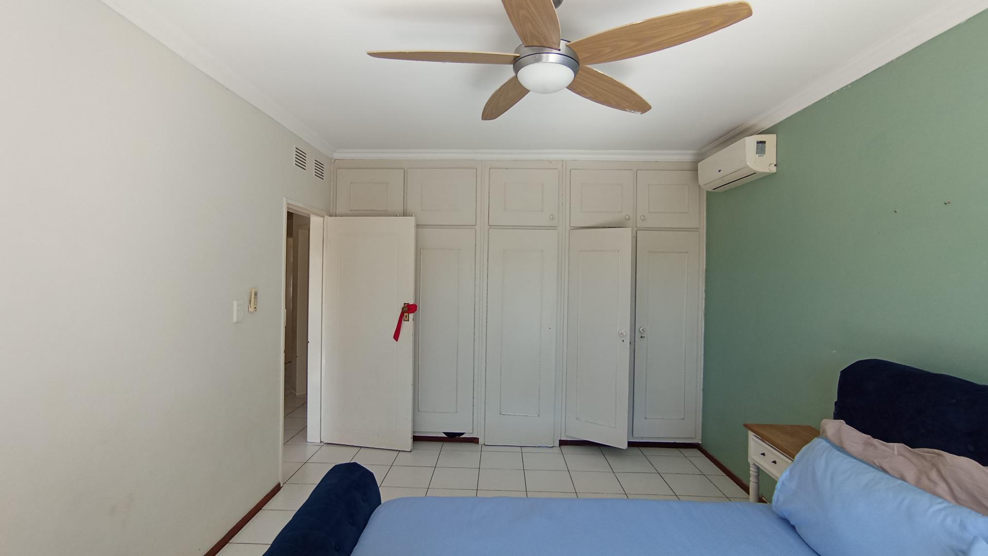 Main Bedroom - 22 square meters of property in Warner Beach