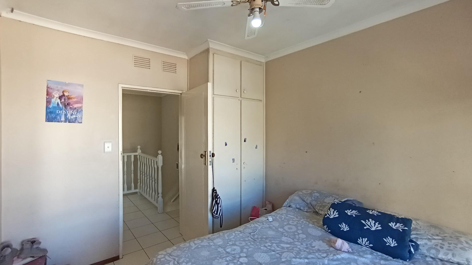 Bed Room 1 - 15 square meters of property in Warner Beach