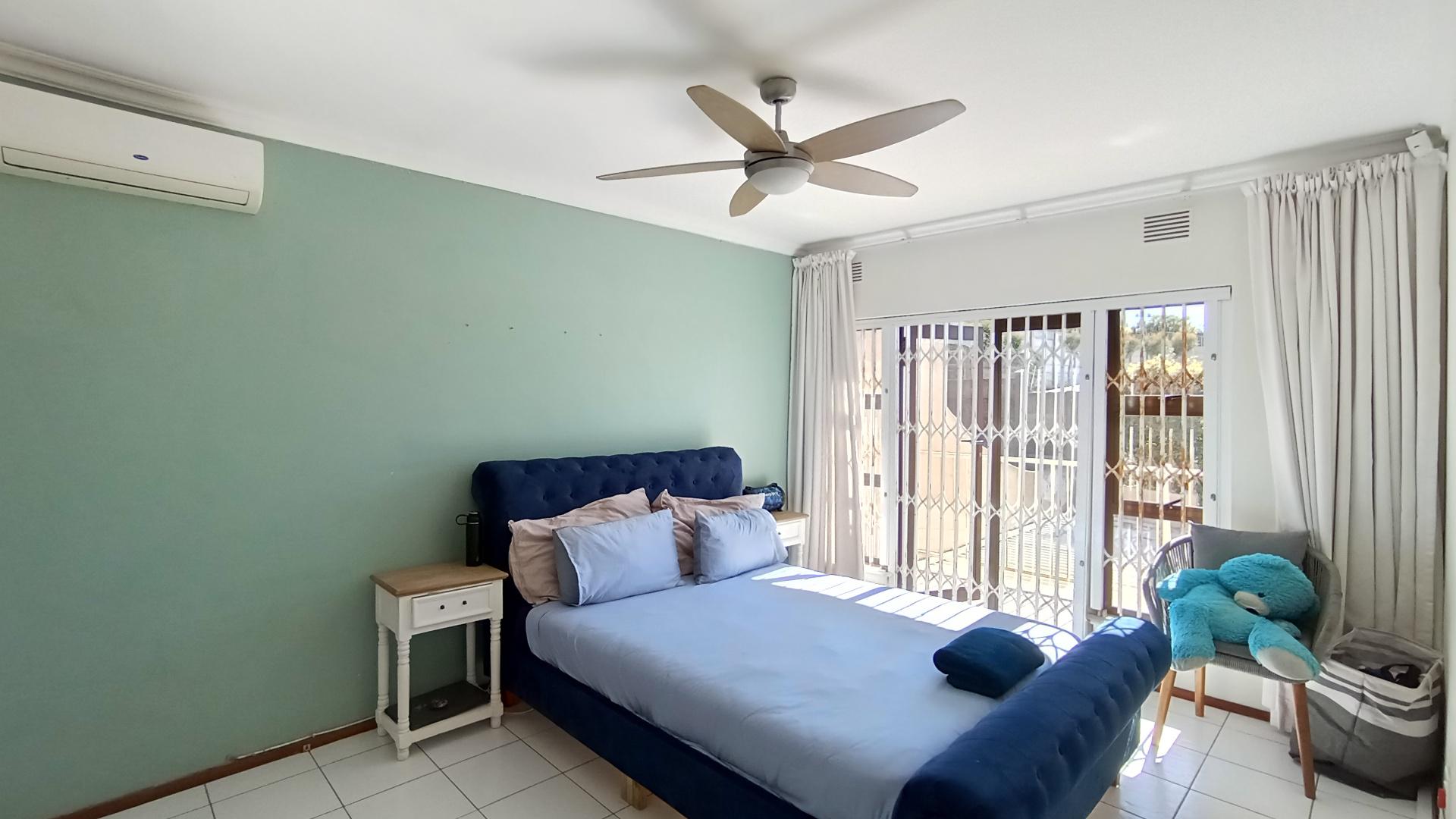 Main Bedroom - 22 square meters of property in Warner Beach