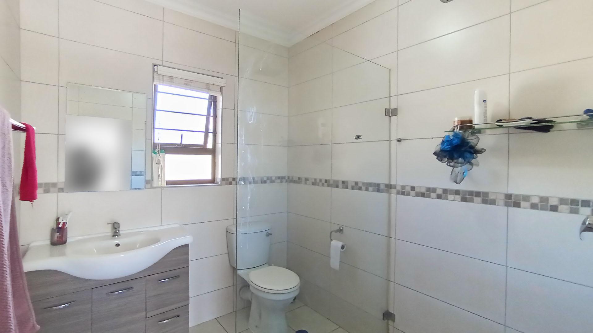 Main Bathroom - 6 square meters of property in Warner Beach