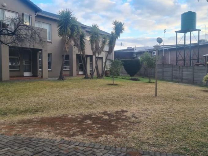 2 Bedroom Apartment for Sale For Sale in Geelhoutpark - MR686101