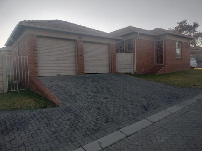 3 Bedroom House for Sale For Sale in Olievenhoutbos - MR686102