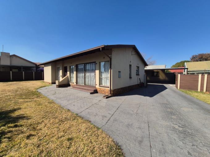 3 Bedroom House for Sale For Sale in Verwoerdpark - MR686178
