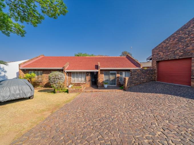 3 Bedroom House for Sale For Sale in Oakdene - MR686210