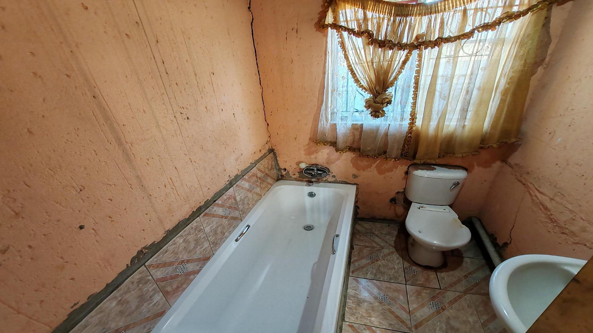 Bathroom 1 of property in Duduza