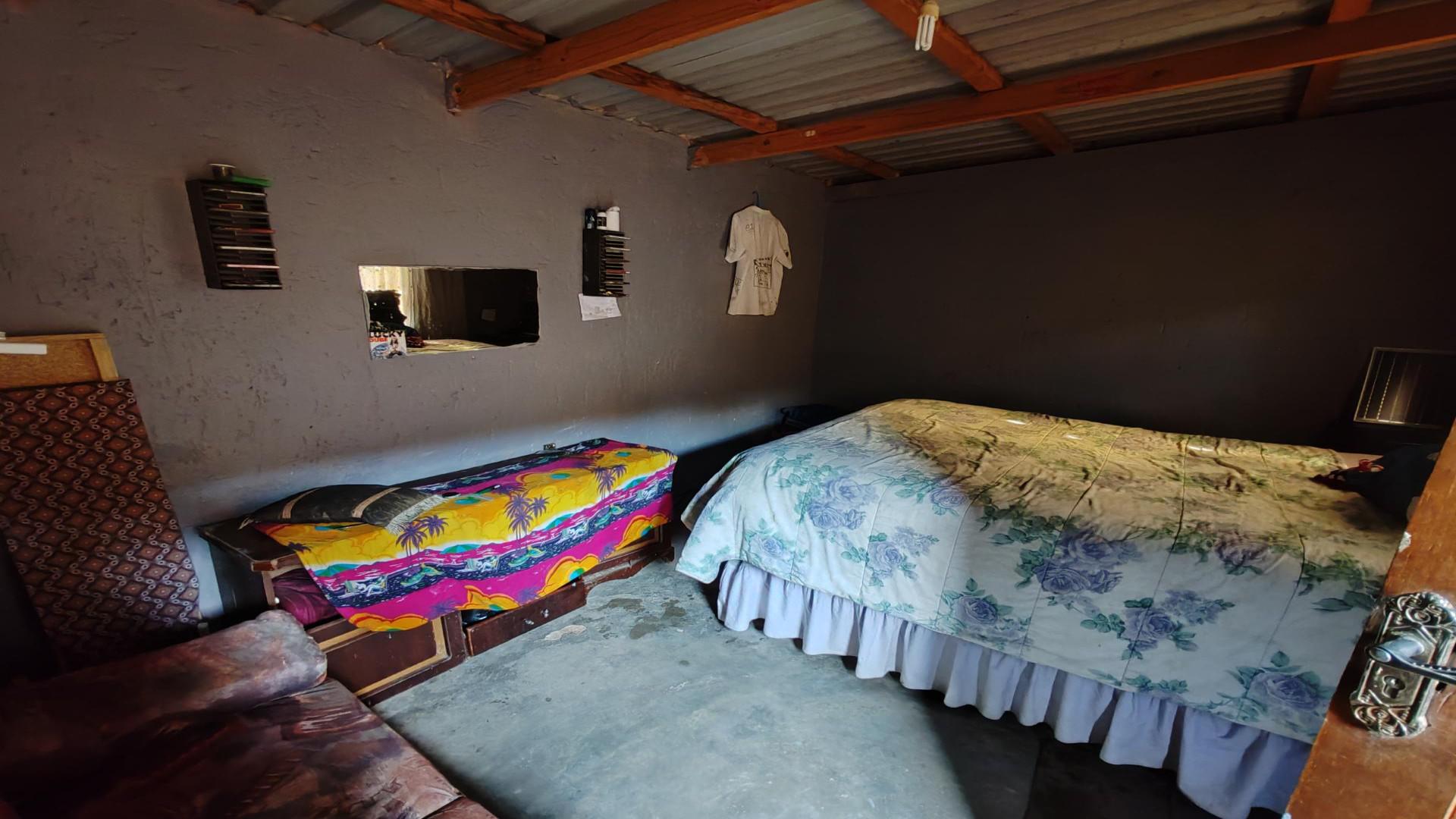 Bed Room 1 of property in Duduza