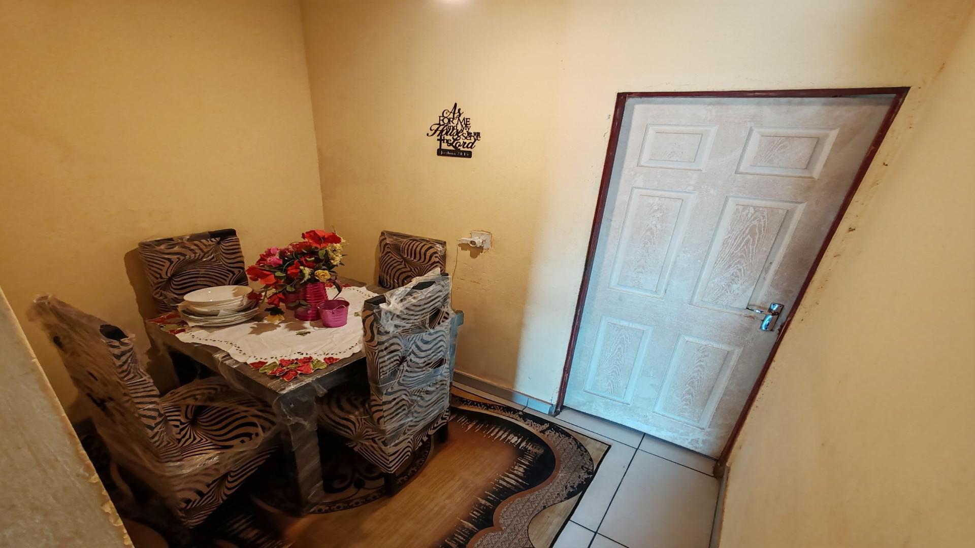 Dining Room of property in Duduza