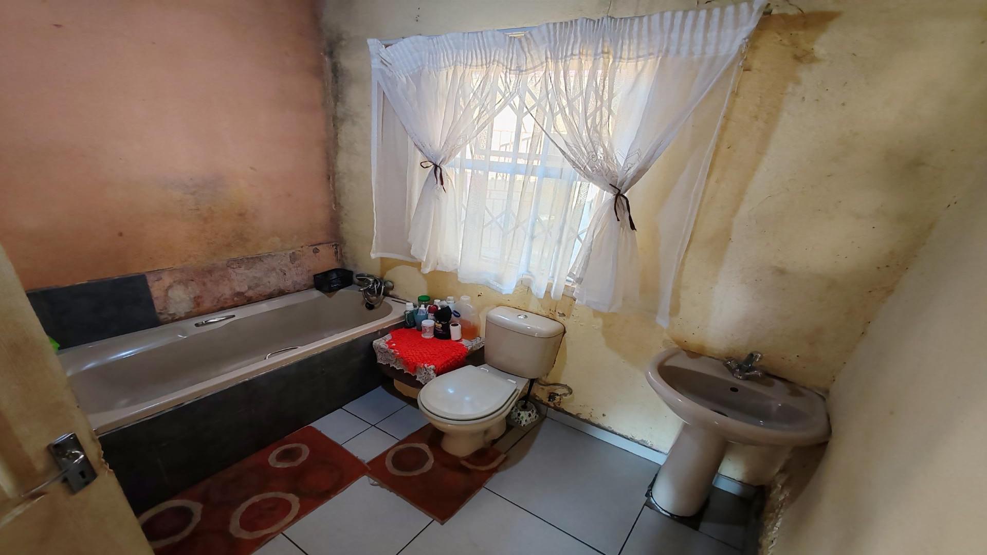 Bathroom 2 of property in Duduza