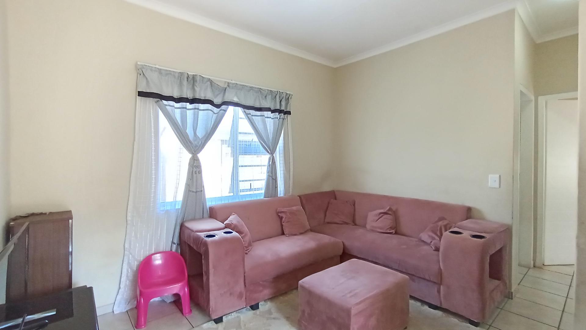Lounges - 13 square meters of property in KwaMashu