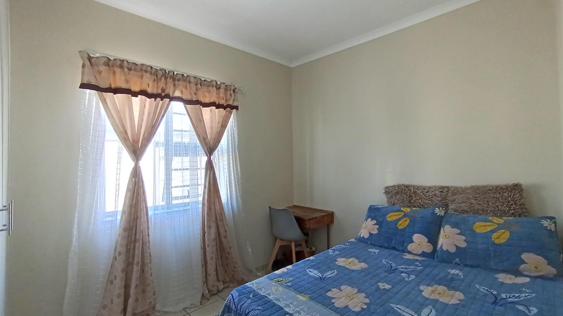 Bed Room 1 - 11 square meters of property in KwaMashu