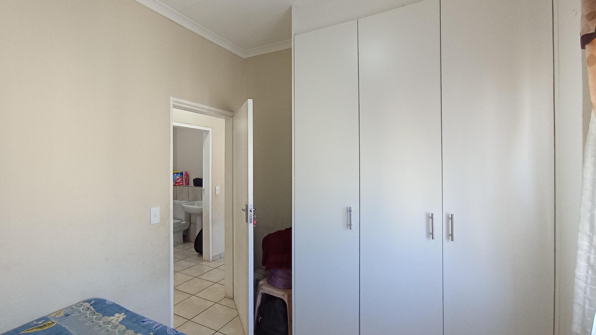 Bed Room 1 - 11 square meters of property in KwaMashu