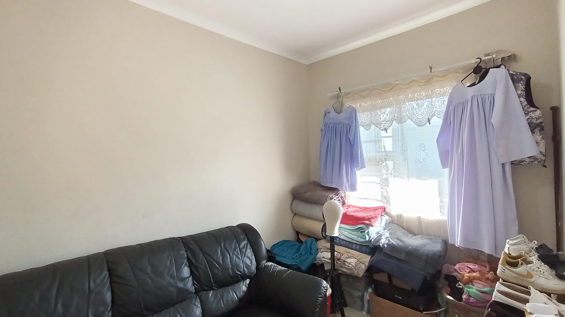 Bed Room 2 - 8 square meters of property in KwaMashu