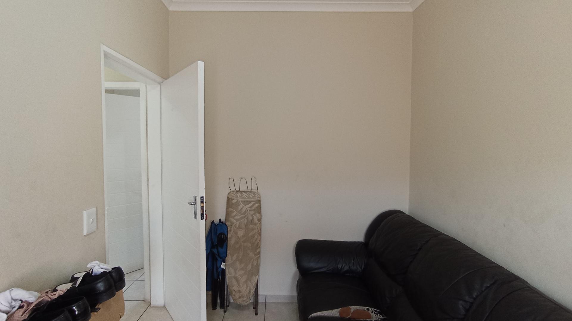 Bed Room 2 - 8 square meters of property in KwaMashu