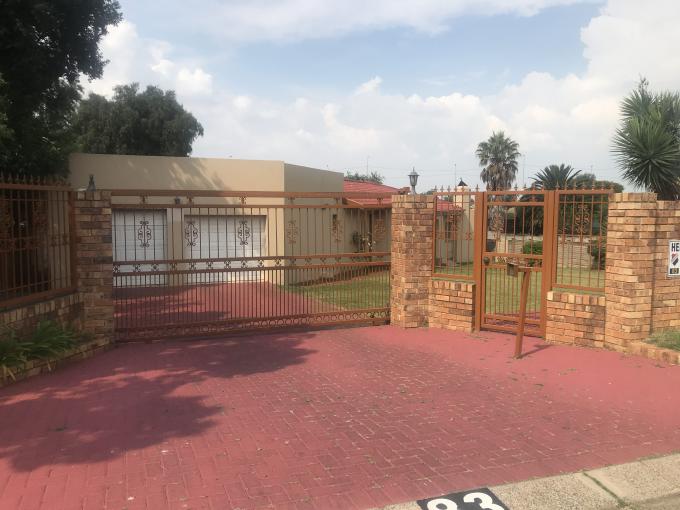 4 Bedroom House for Sale and to Rent For Sale in Suideroord - MR686236