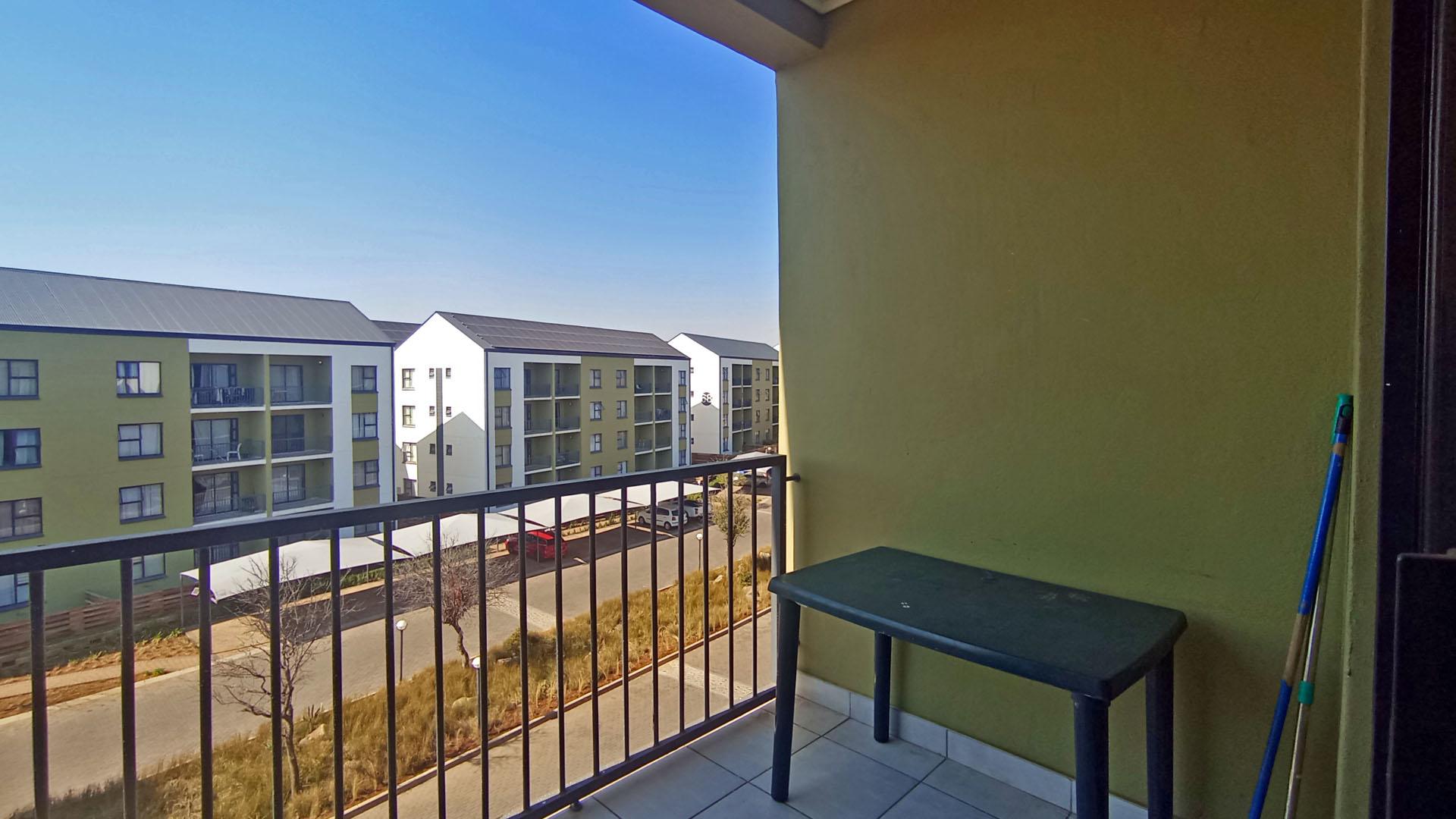 Balcony - 7 square meters of property in Zwartkoppies