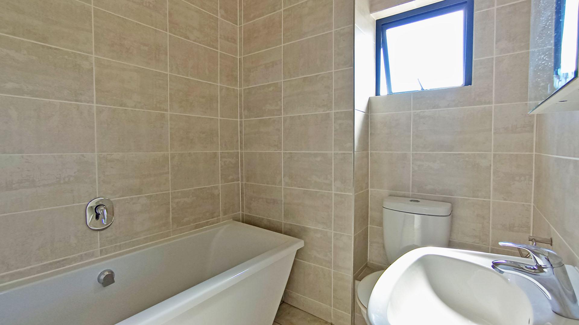 Main Bathroom - 5 square meters of property in Zwartkoppies