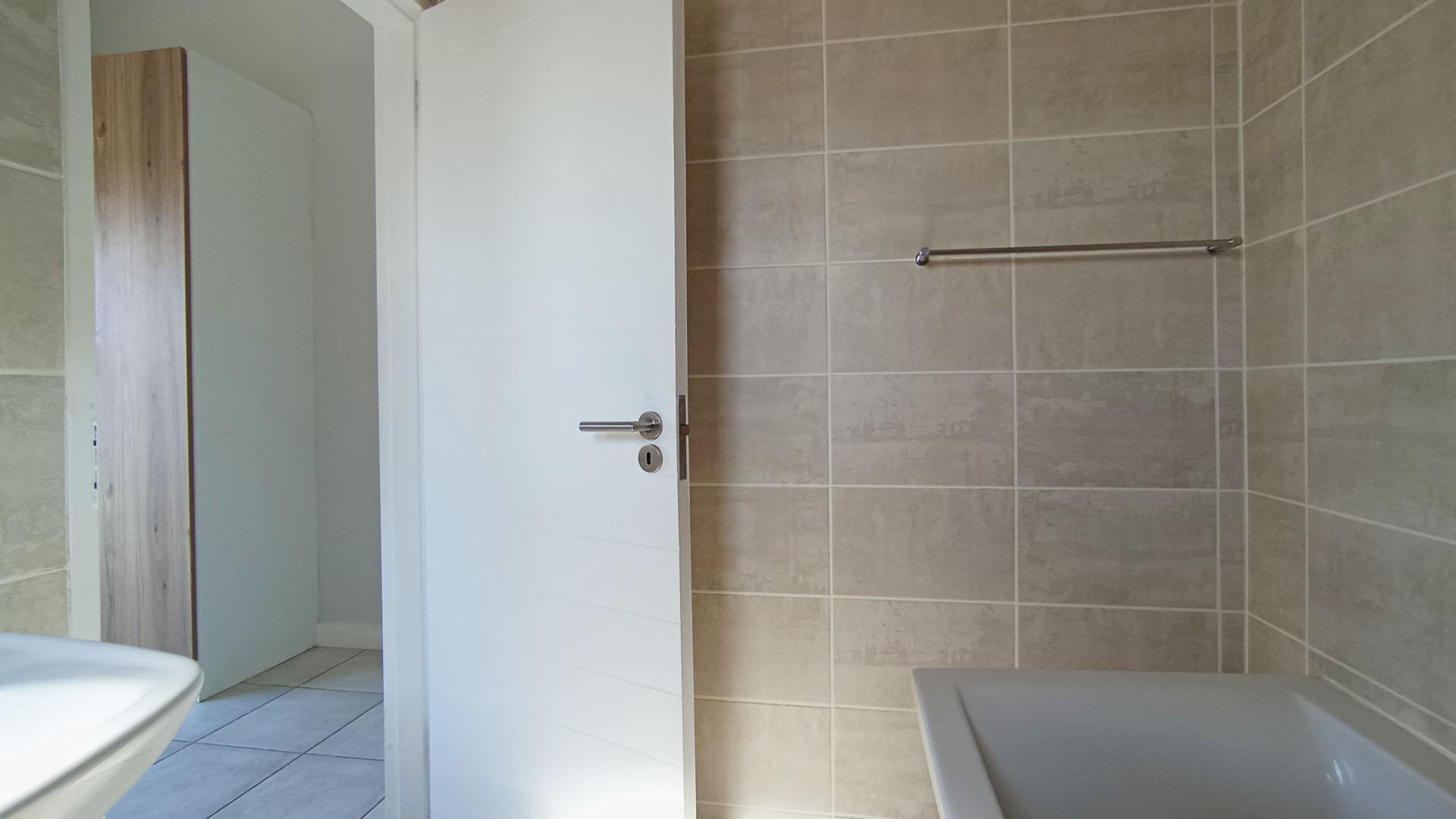 Main Bathroom - 5 square meters of property in Zwartkoppies