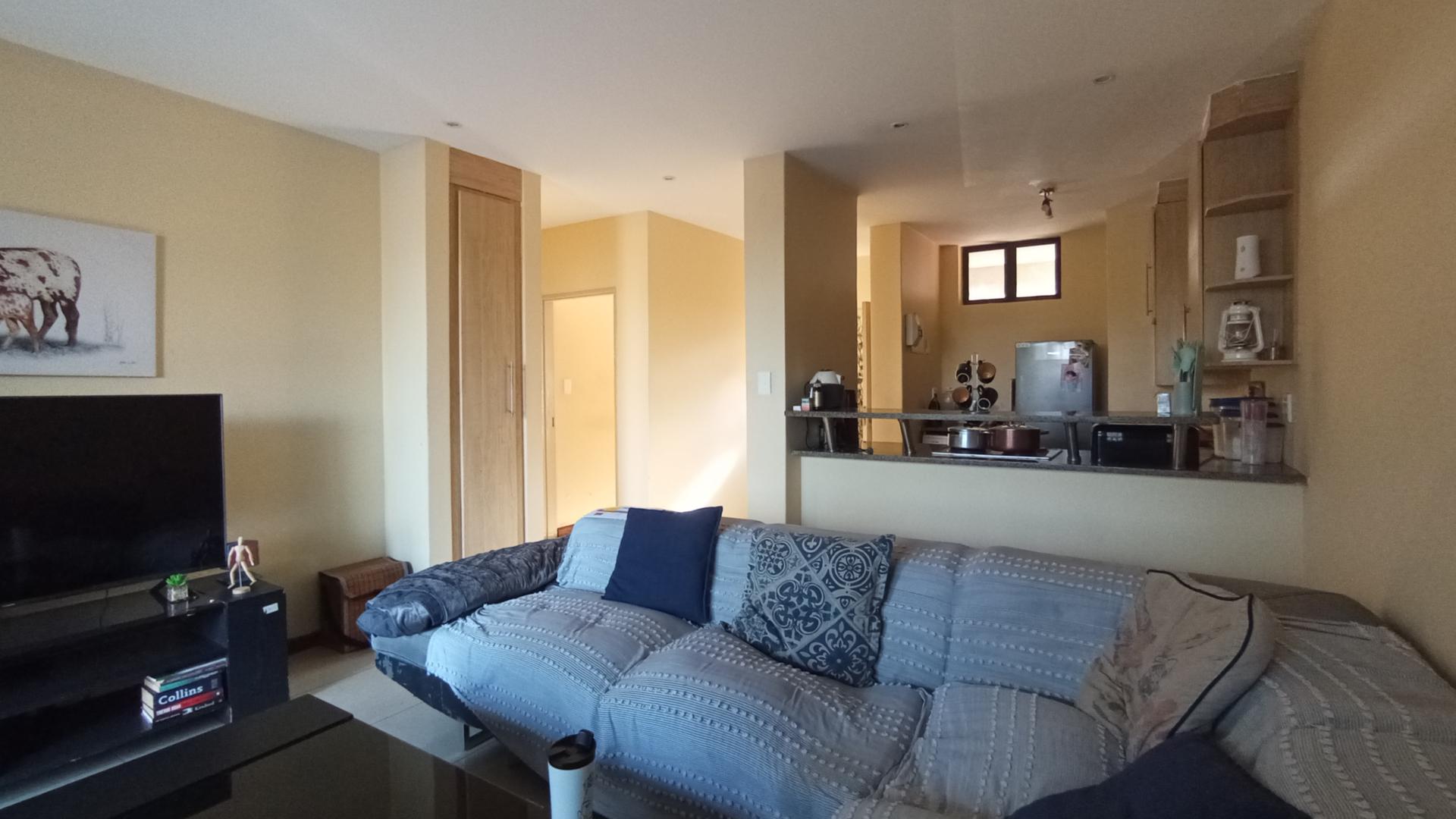 Lounges - 20 square meters of property in Rooihuiskraal North