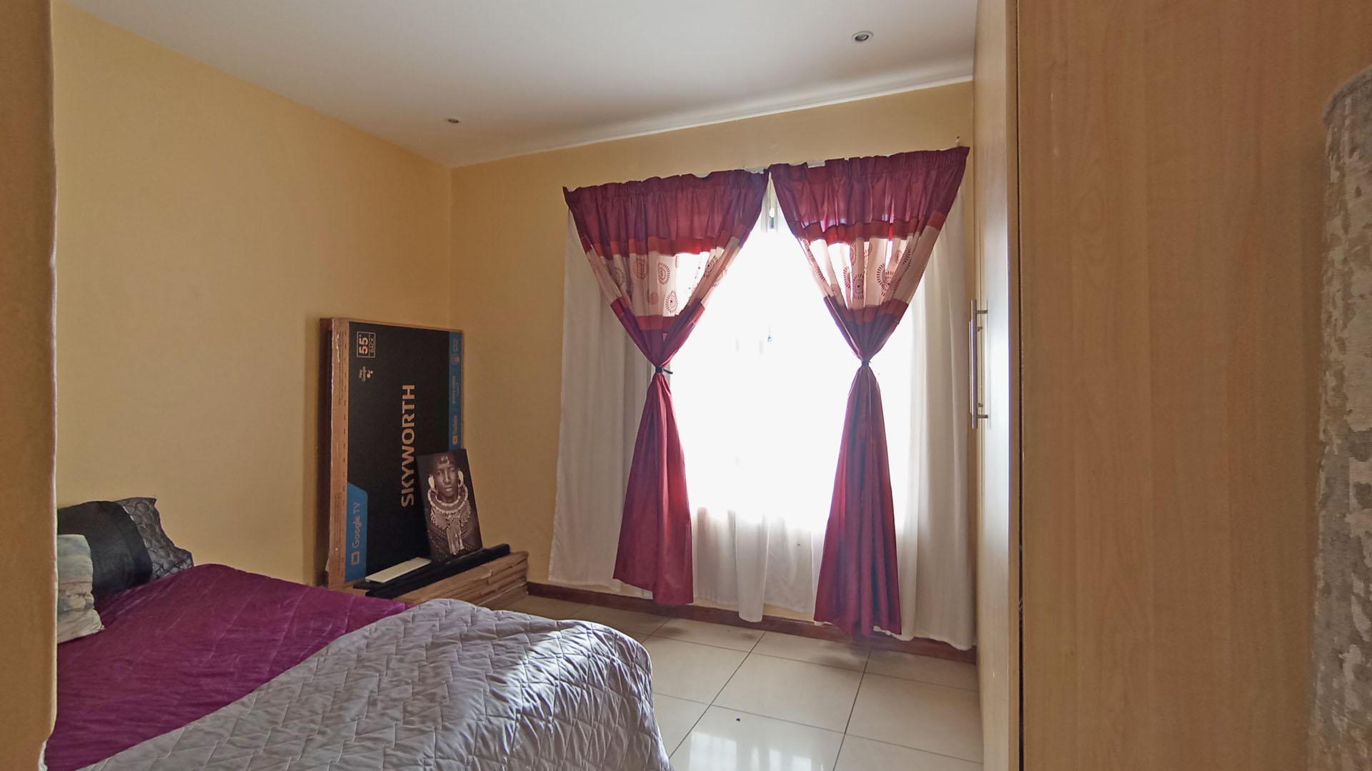 Bed Room 1 - 8 square meters of property in Rooihuiskraal North