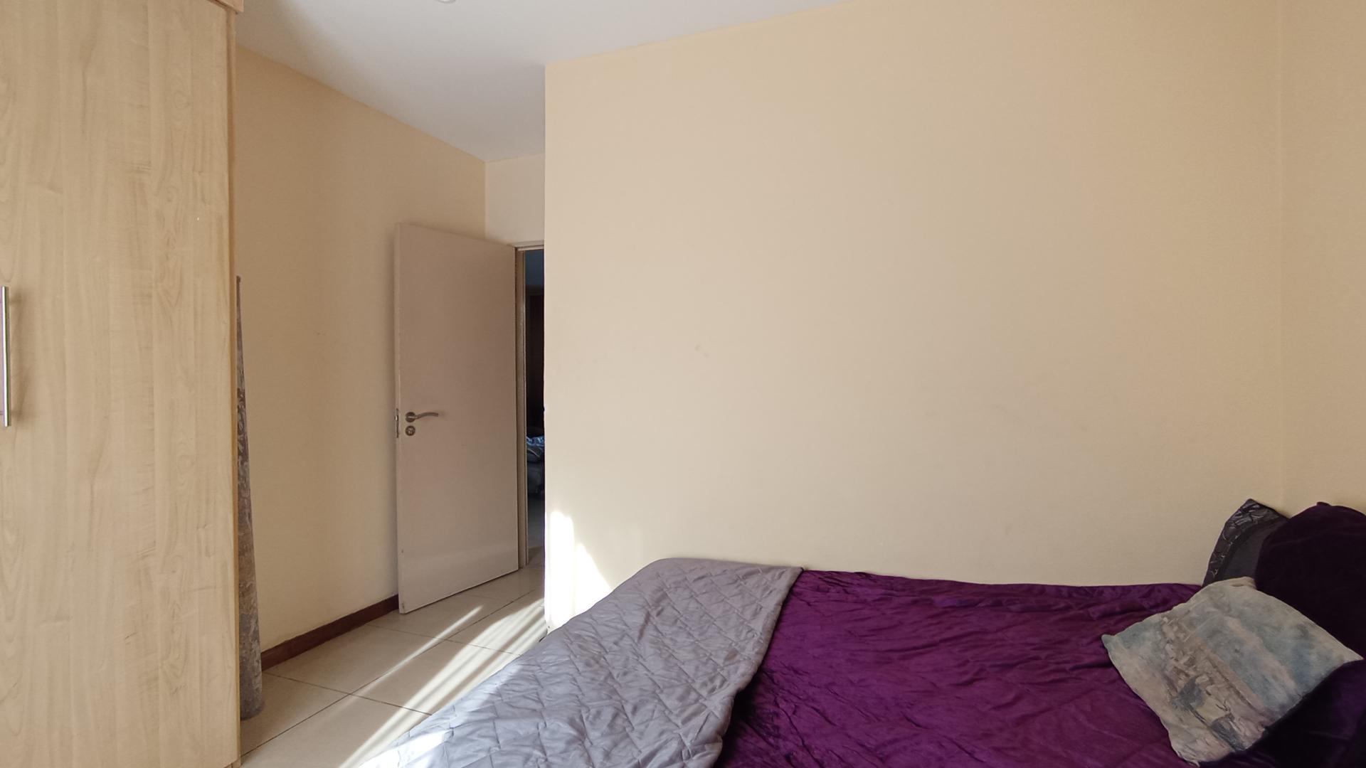 Bed Room 1 - 8 square meters of property in Rooihuiskraal North