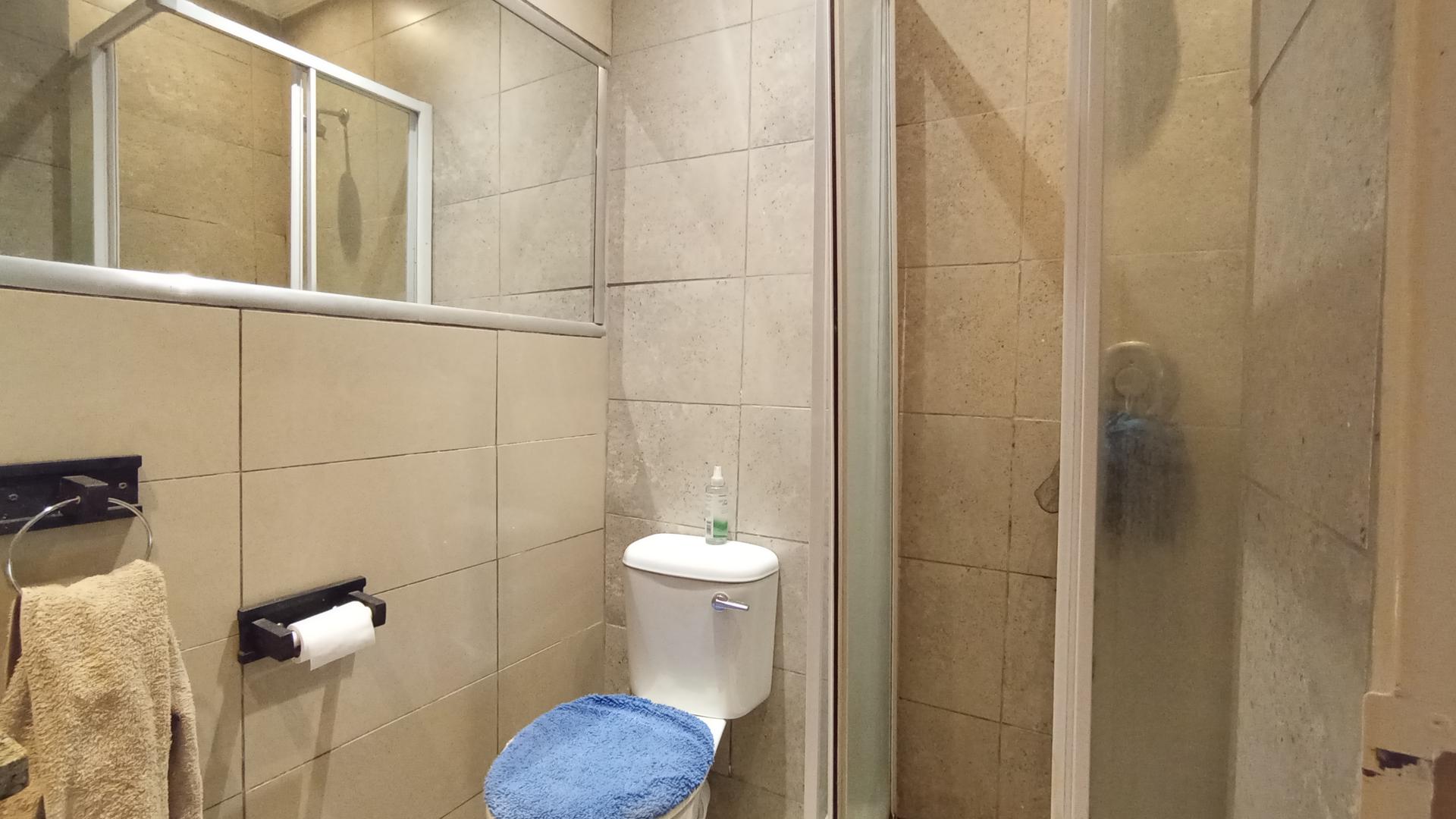 Bathroom 1 - 3 square meters of property in Rooihuiskraal North