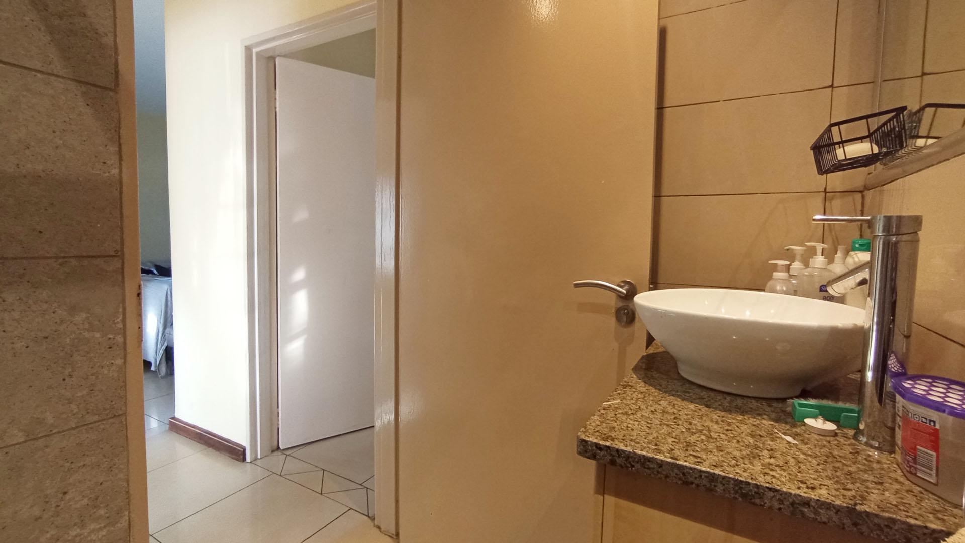Bathroom 1 - 3 square meters of property in Rooihuiskraal North