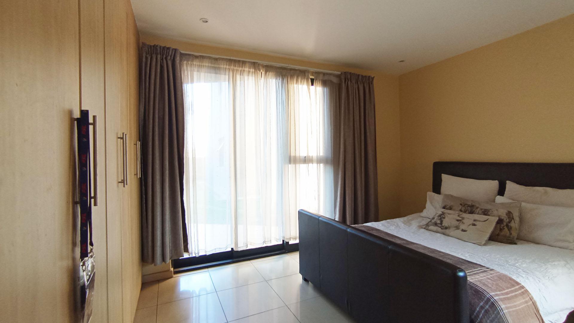 Main Bedroom - 15 square meters of property in Rooihuiskraal North