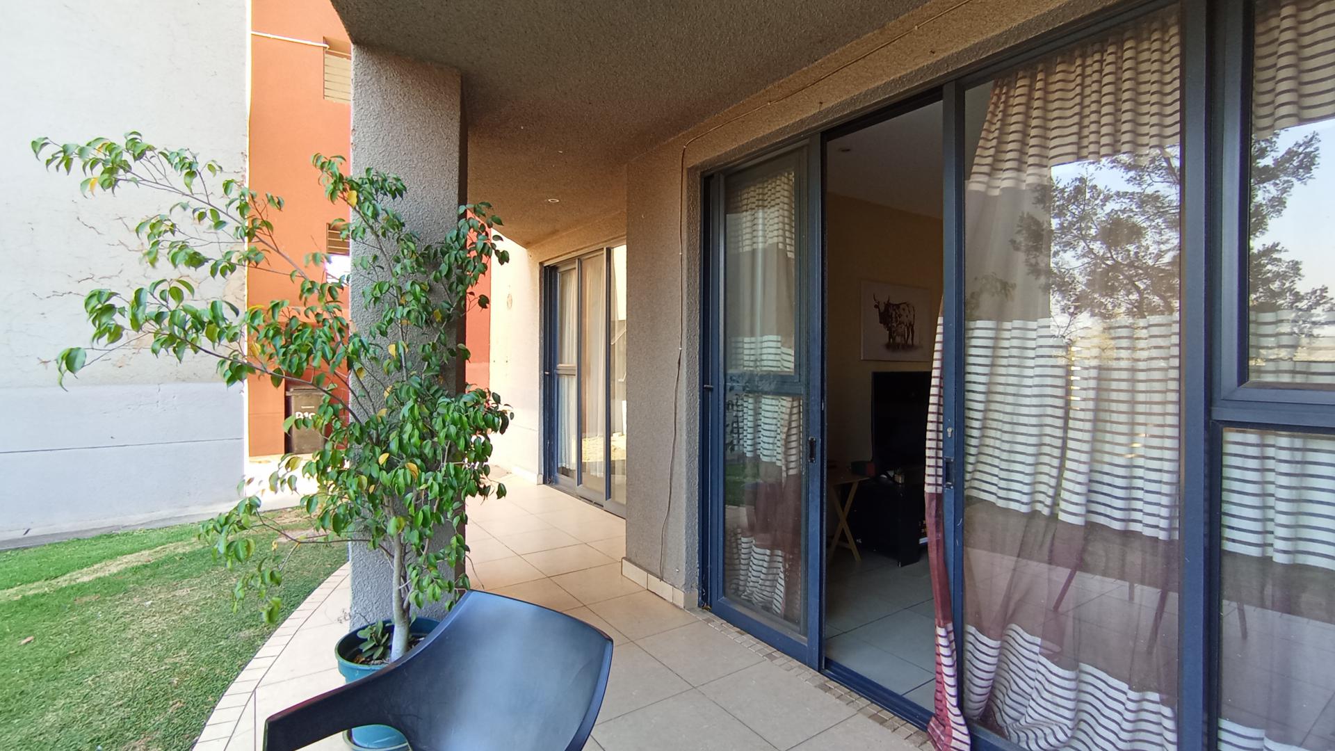 Patio - 14 square meters of property in Rooihuiskraal North