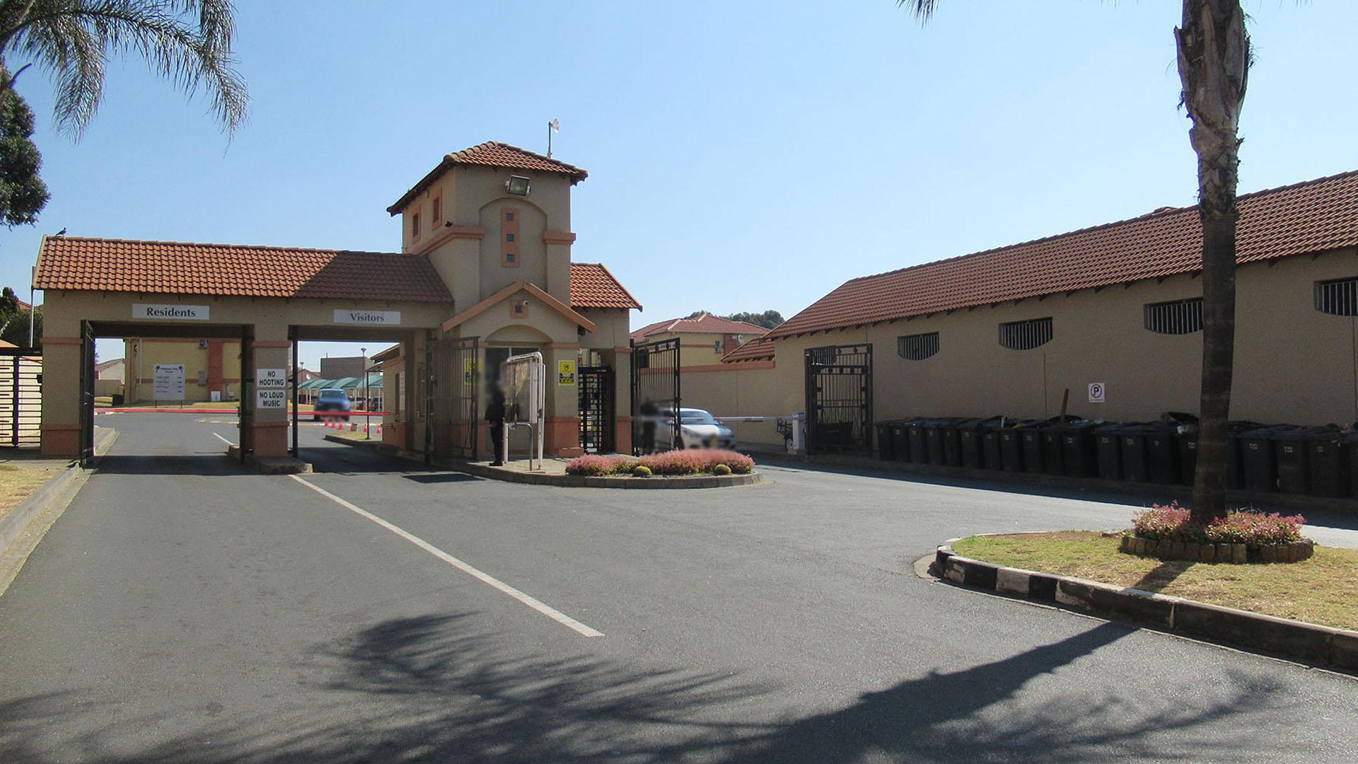 Front View of property in Aeroton