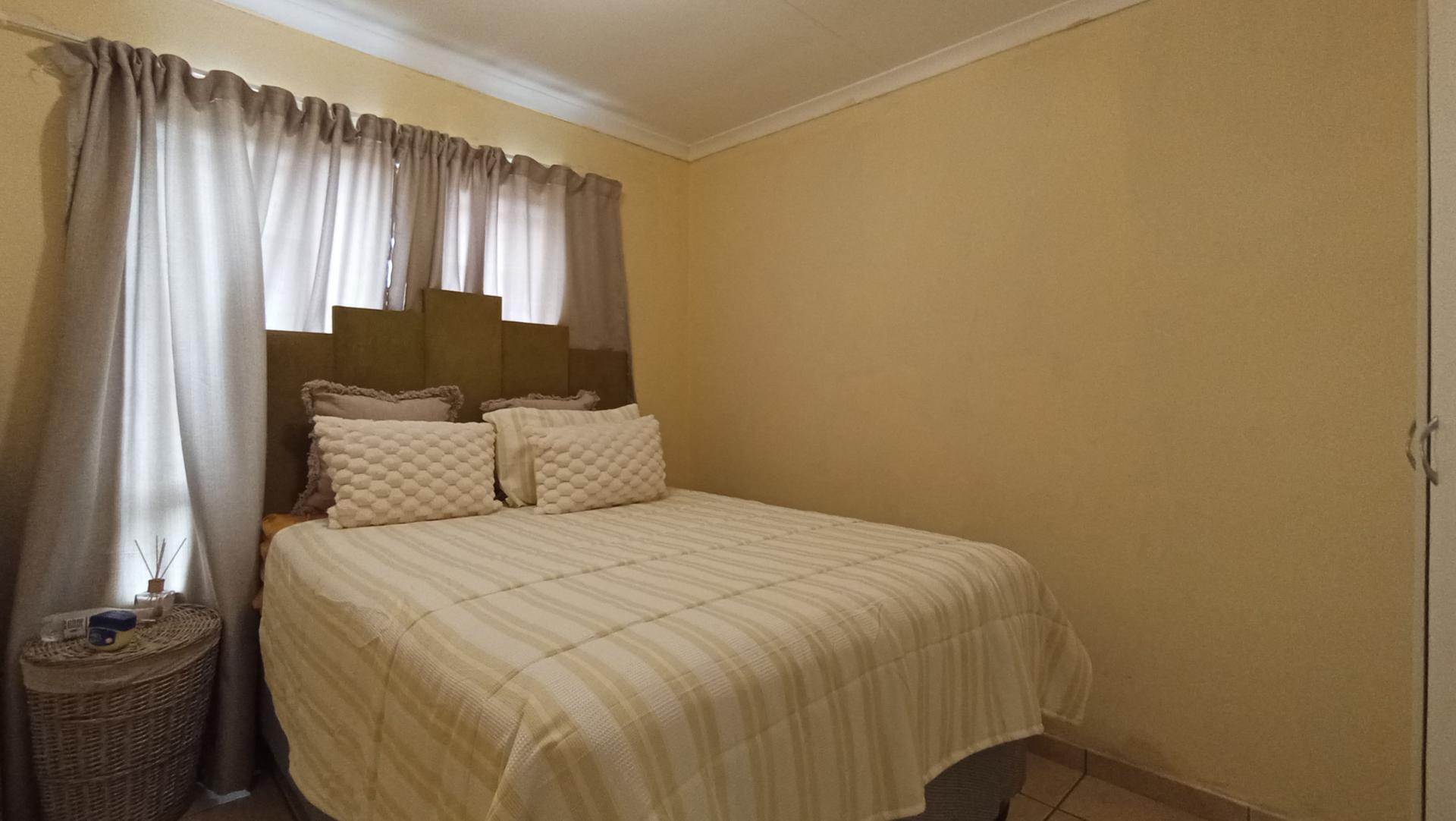 Bed Room 1 - 10 square meters of property in Aeroton