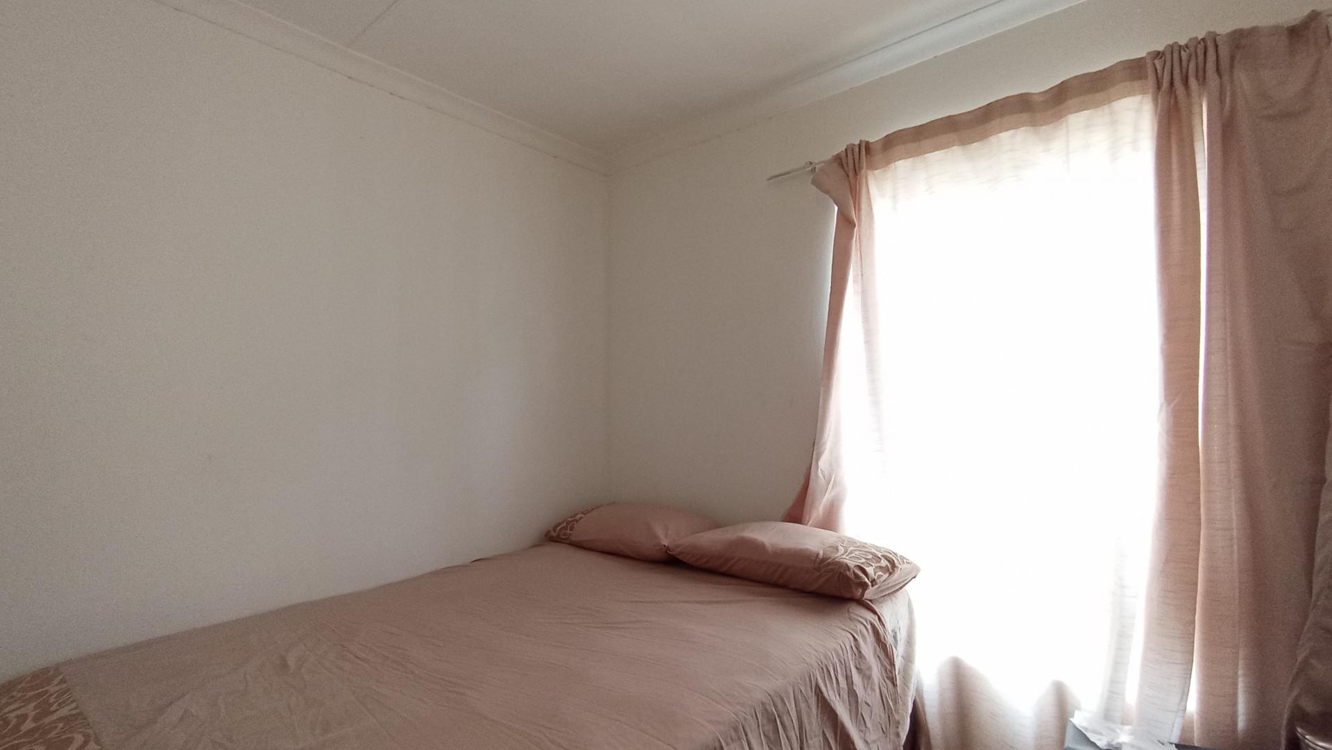 Bed Room 2 - 9 square meters of property in Aeroton