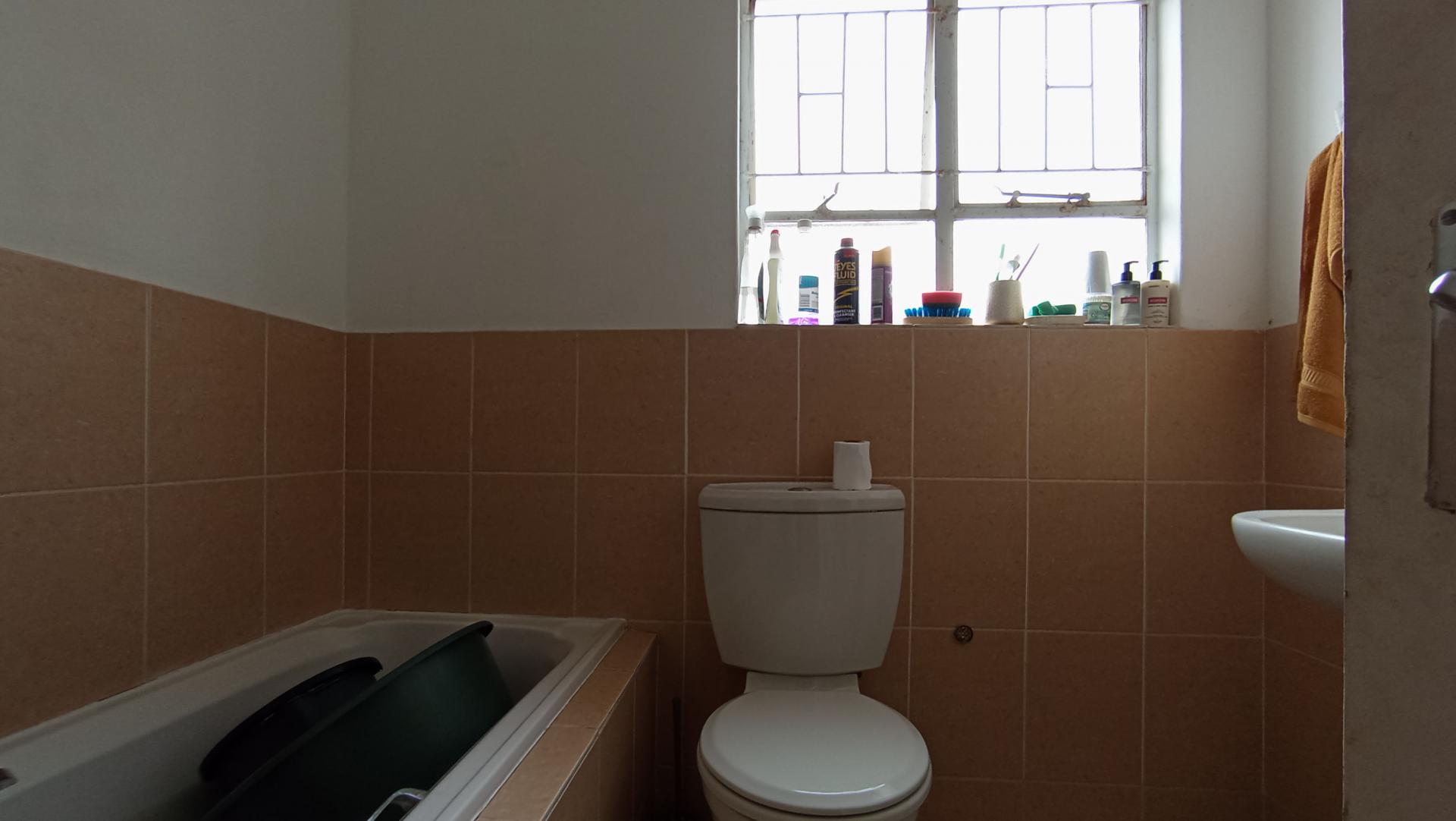Bathroom 1 - 5 square meters of property in Aeroton