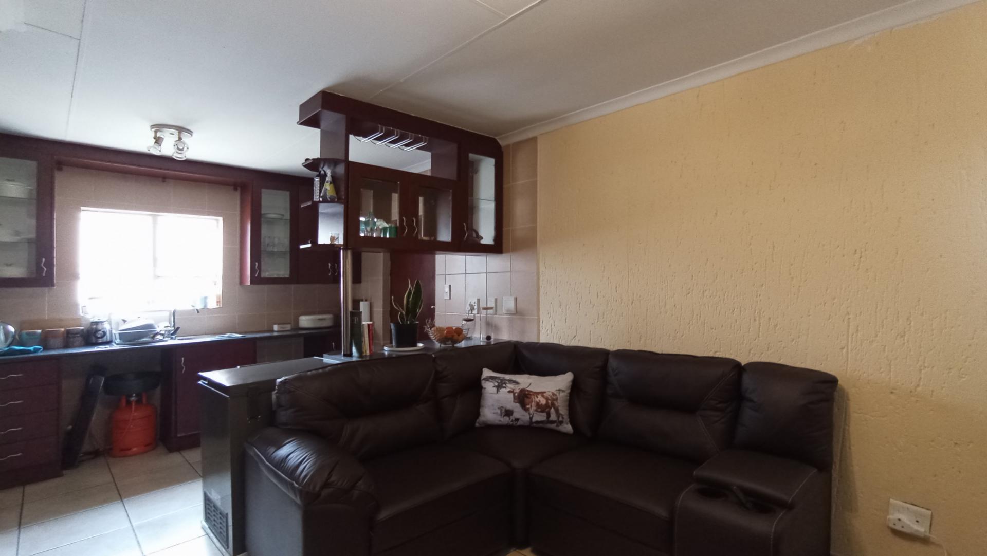 Lounges - 14 square meters of property in Aeroton