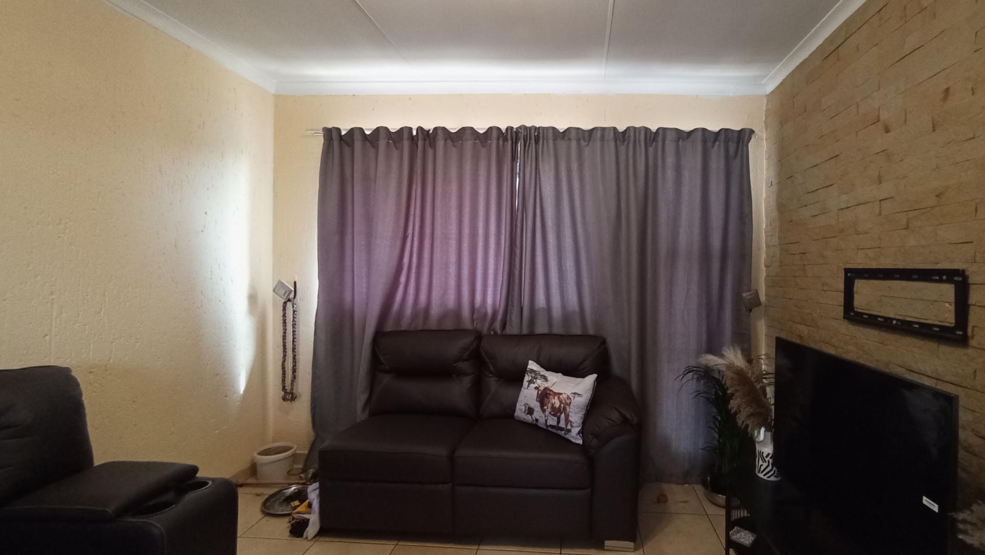 Lounges - 14 square meters of property in Aeroton