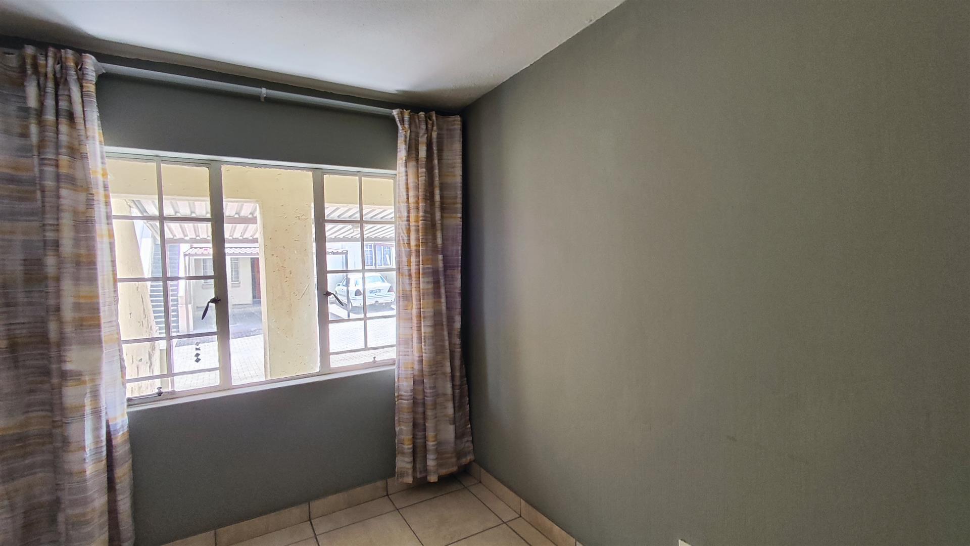 Bed Room 1 - 10 square meters of property in Elspark