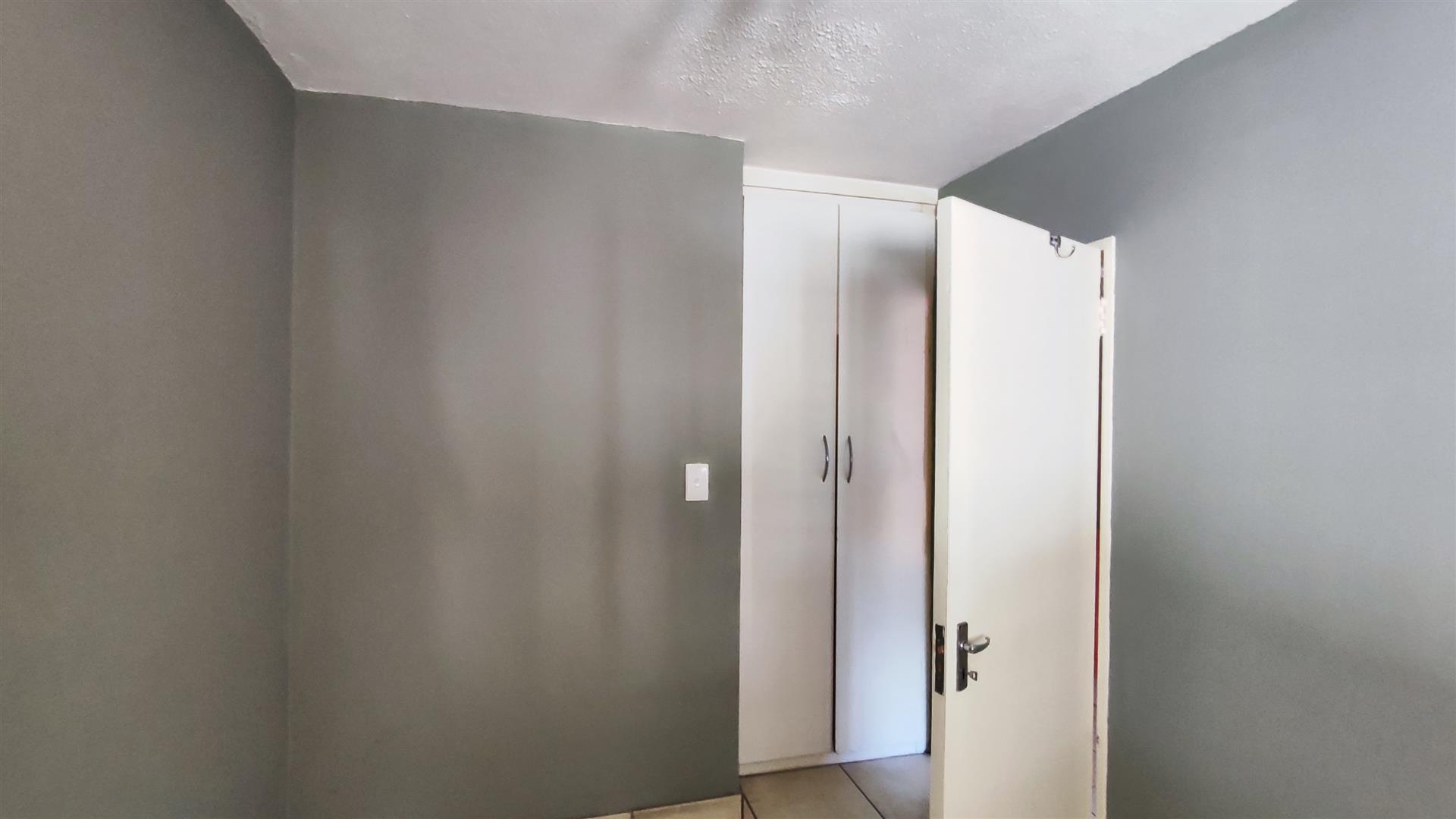 Bed Room 1 - 10 square meters of property in Elspark