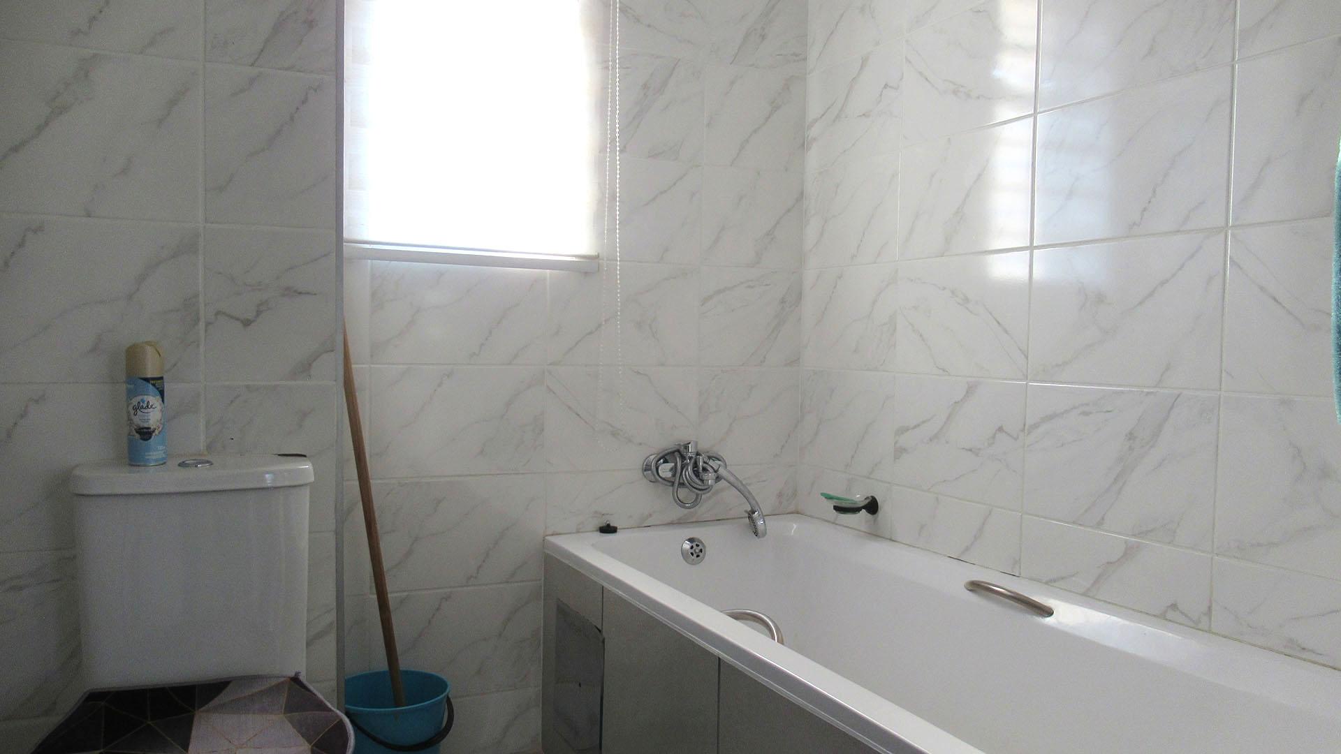 Bathroom 1 - 4 square meters of property in Fleurhof