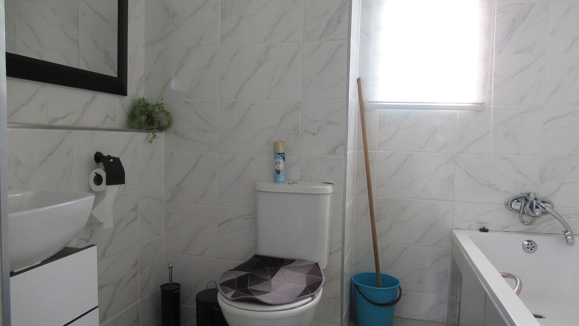 Bathroom 1 - 4 square meters of property in Fleurhof