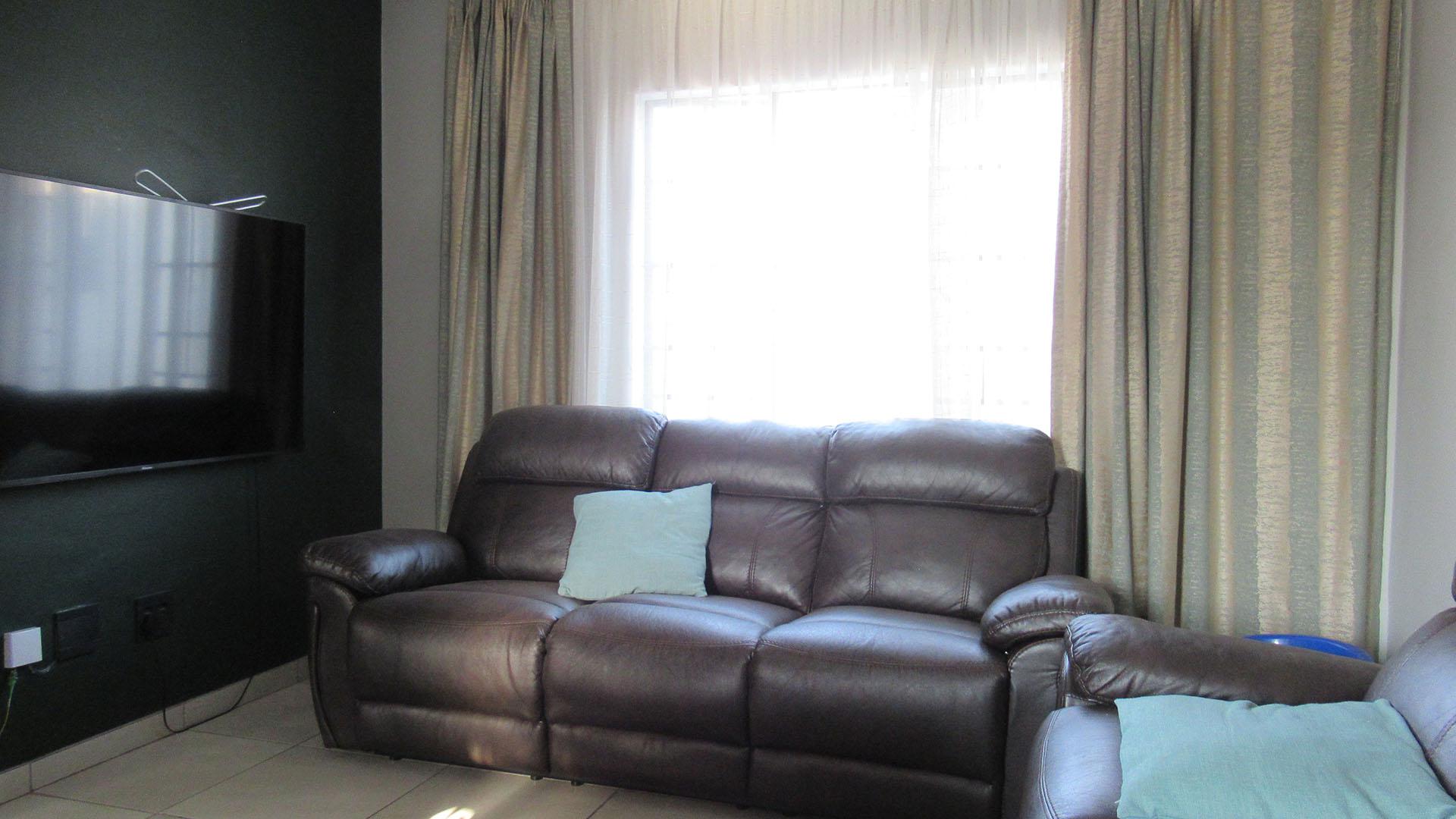 Lounges - 11 square meters of property in Fleurhof