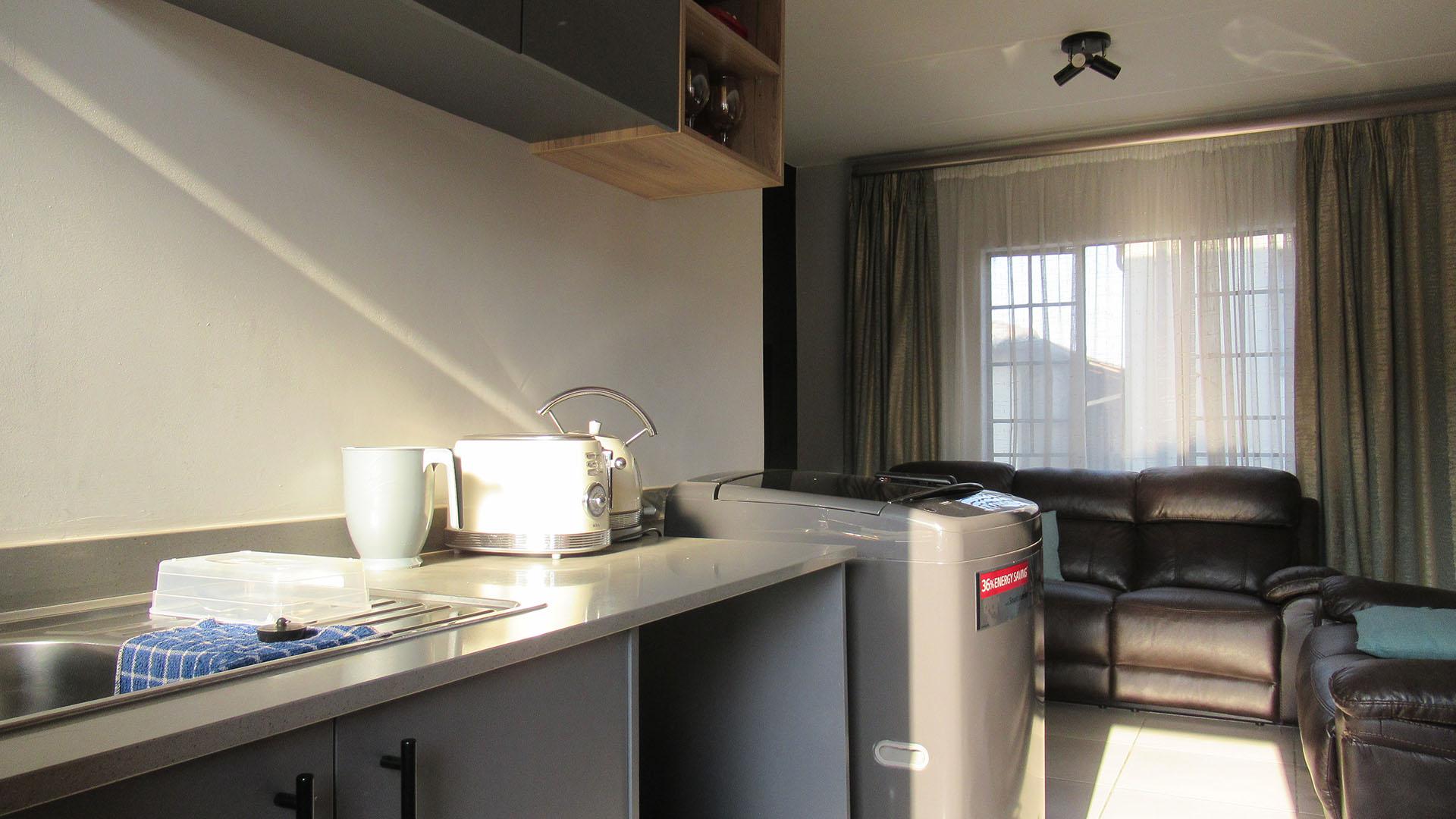 Kitchen - 6 square meters of property in Fleurhof