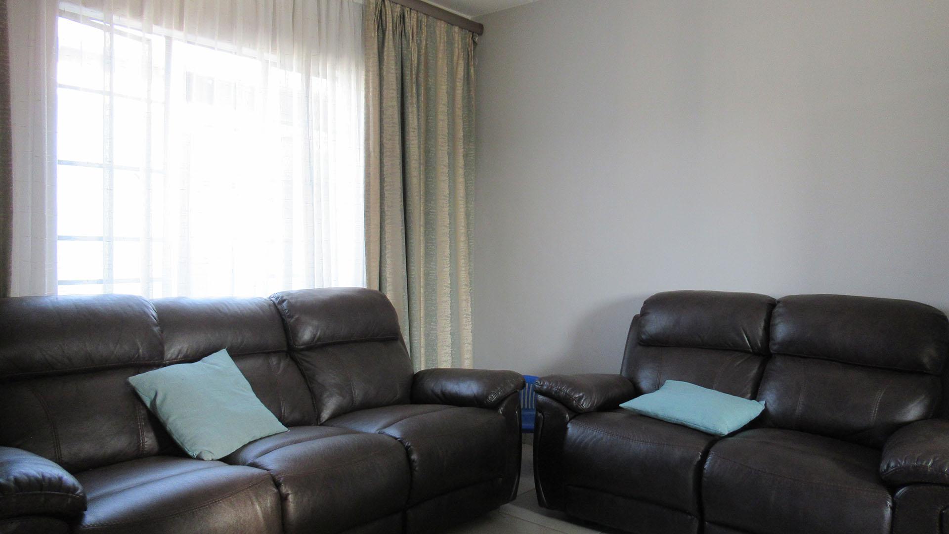 Lounges - 11 square meters of property in Fleurhof