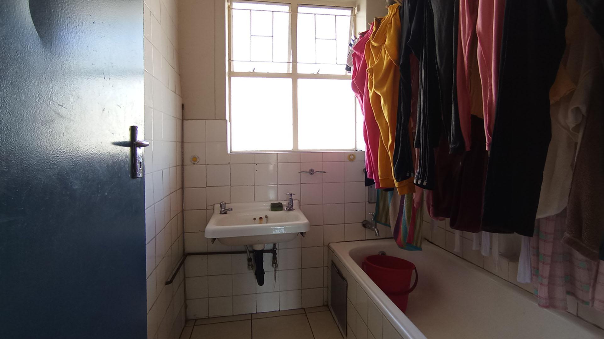 Bathroom 1 of property in Pretoria Central