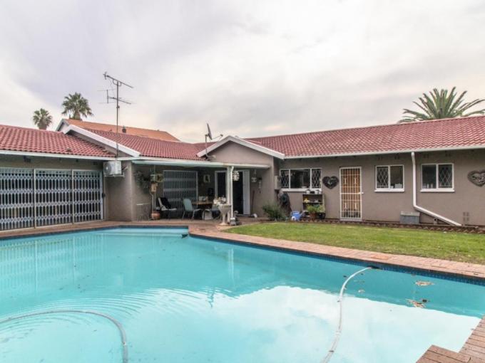 3 Bedroom House for Sale For Sale in Brackendowns - MR686328