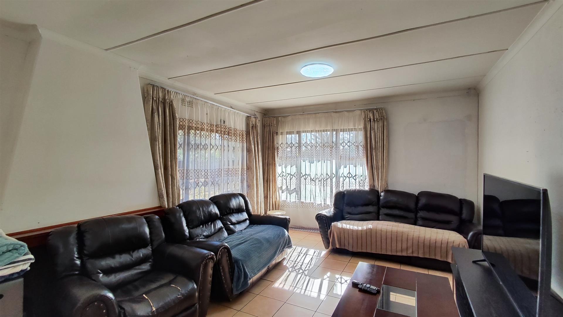 Lounges - 27 square meters of property in Birch Acres