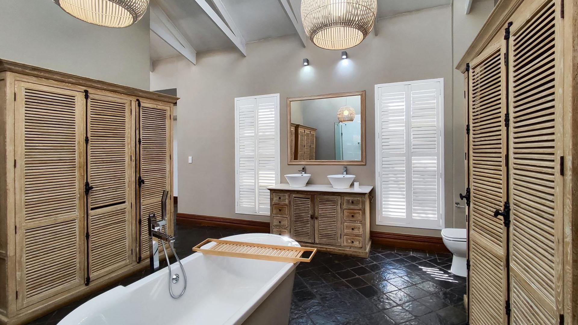 Main Bathroom - 31 square meters of property in Witfontein