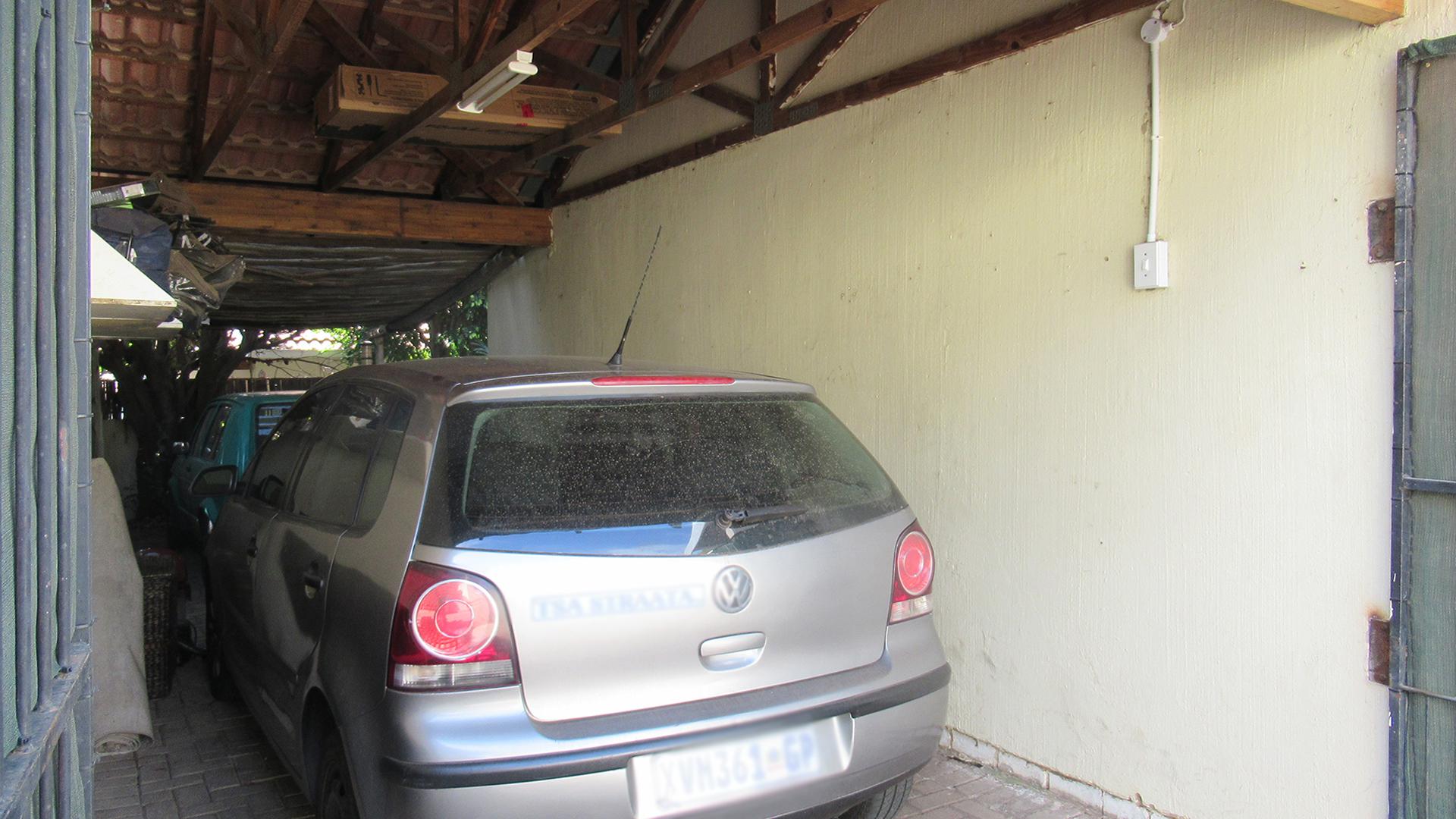 Carport  - 27 square meters of property in Sundowner