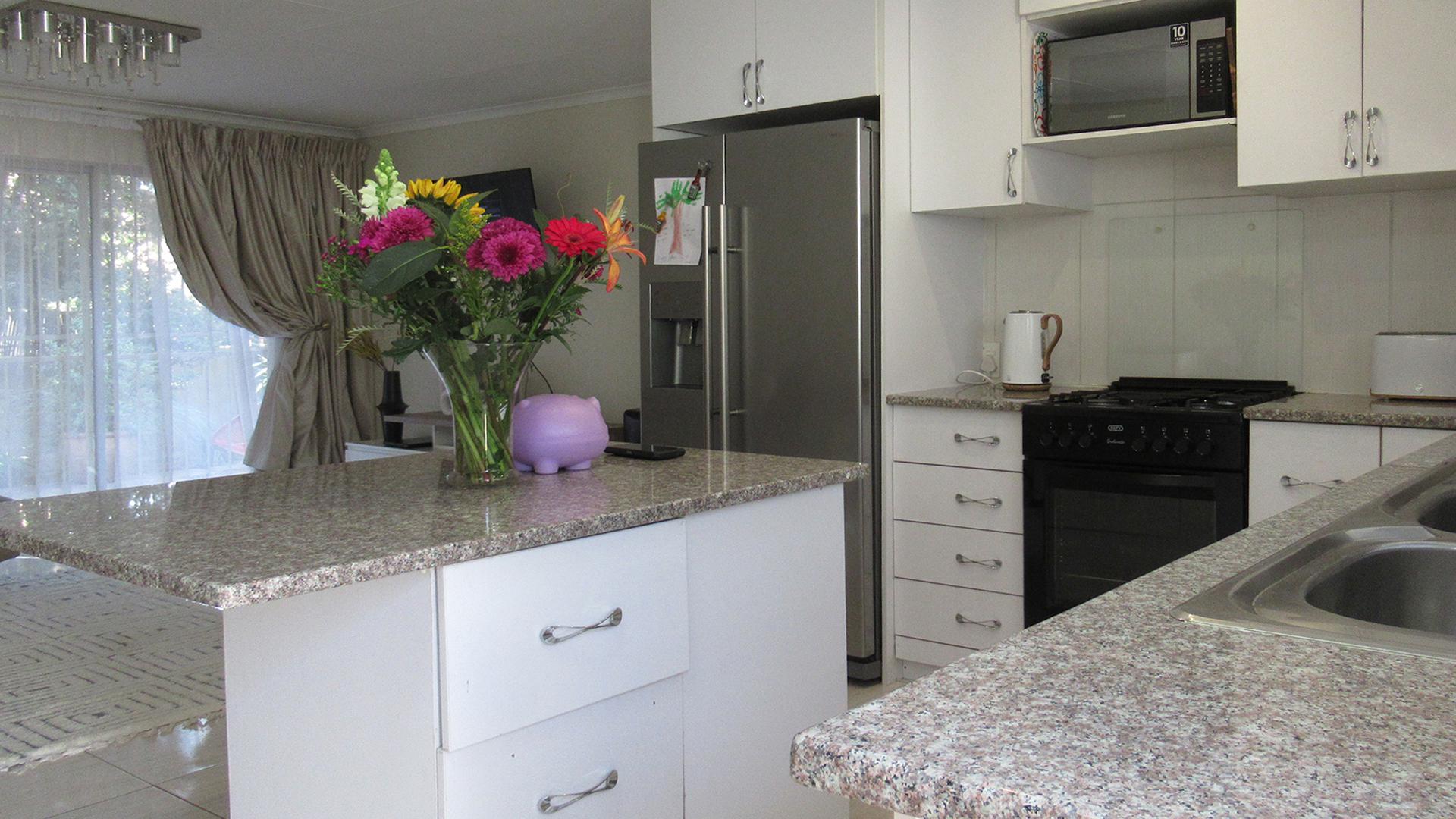 Kitchen - 13 square meters of property in Sundowner