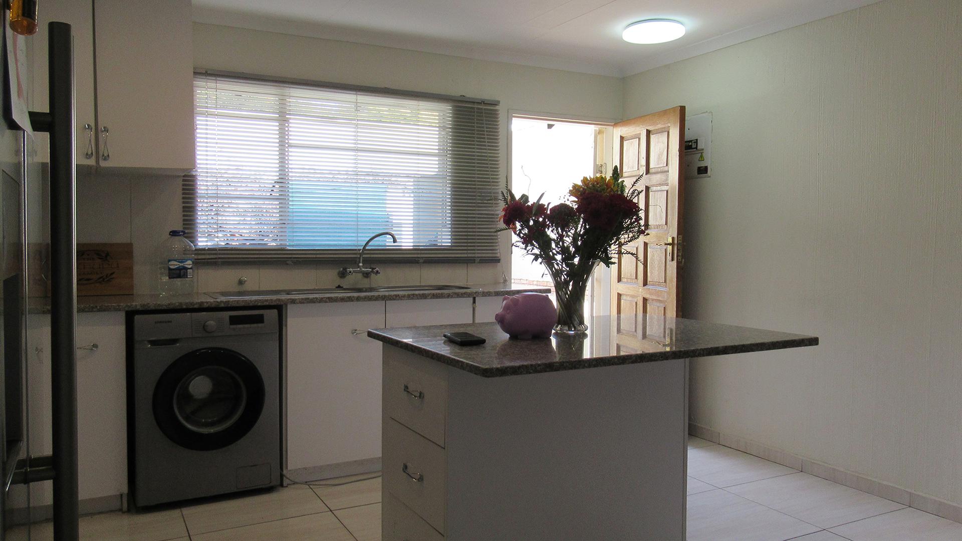Kitchen - 13 square meters of property in Sundowner