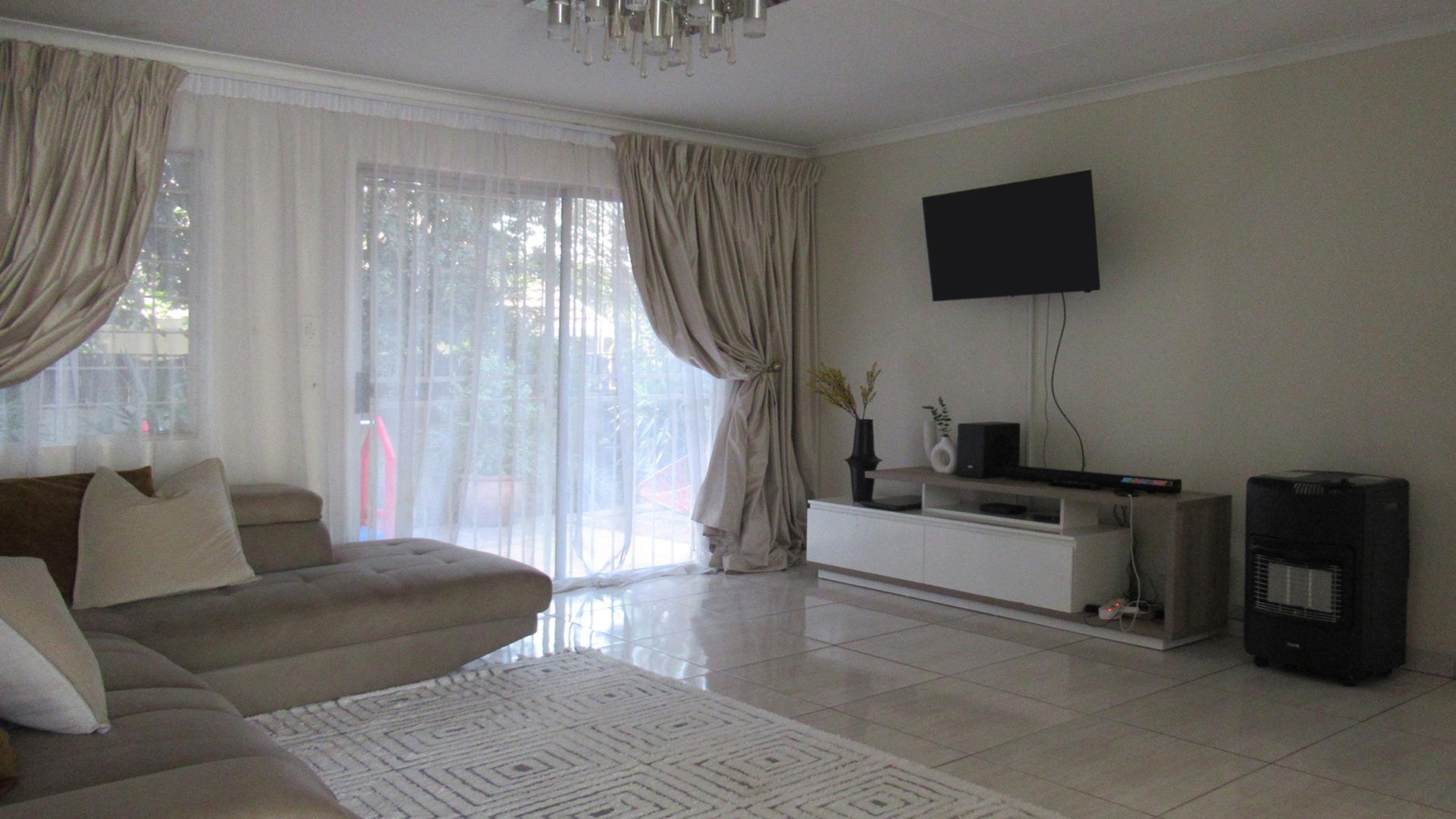 Lounges - 19 square meters of property in Sundowner